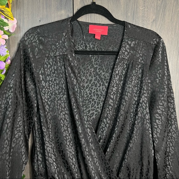 .:🌼3/$30🌼NWOT Jennifer Lopez Leopard Printed Silky Wrap Blouse Size Small - Picture 7 of 16